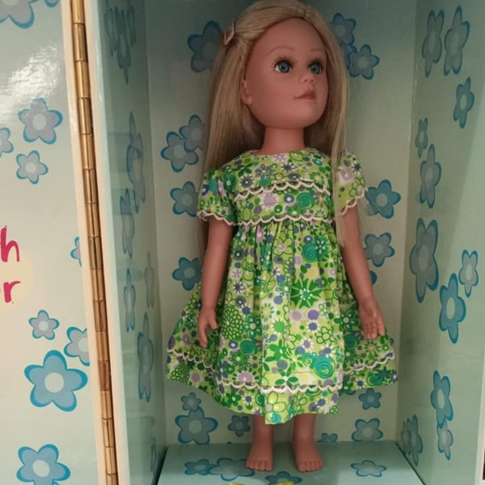 Collectible Madame Alexander Hannah Pepper Trunk Set